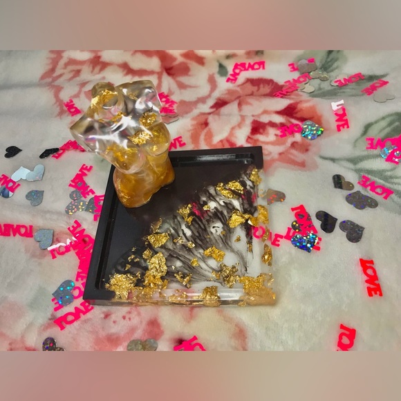 Resin goddess jewelry tray in deep purple with gold flake - Picture 3 of 3